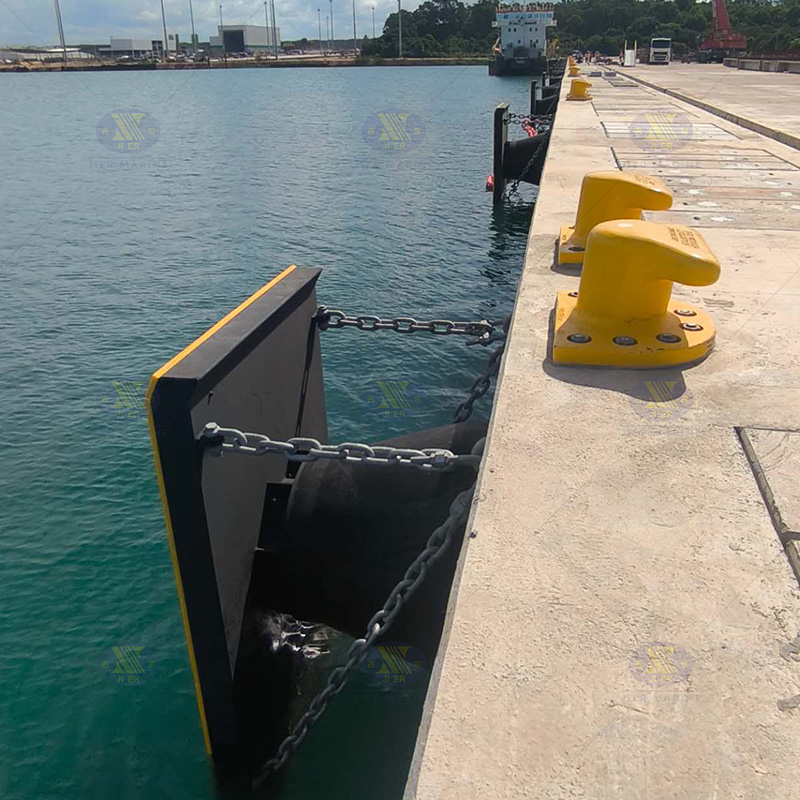 吉尔海事巴西集装箱码头项目JCO1600H锥型橡胶护舷JBT200 T头系船柱